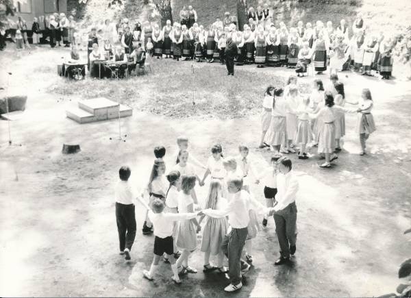 Memme-taadi laulupidu ohvrikivi juures Toomel 1989a. Tantsivad koolide rahvatantsu segarühmad.