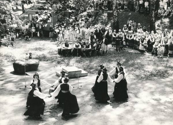 Memme-taadi laulupidu ohvrikivi juures Toomel 1989a. Tantsivad kultuurihoone rahvatantsu naisrühmad.