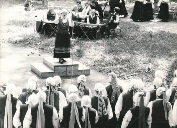 Memme-taadi laulupidu ohvrikivi juures Toomel 1989a. Laulab naiskoor, juhatab L. Ustav.