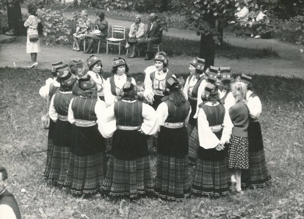 Memme-taadi laulupidu ohvrikivi juures Toomel 1989a. Vaade kultuurihoone rahvatantsu naisrühmale.