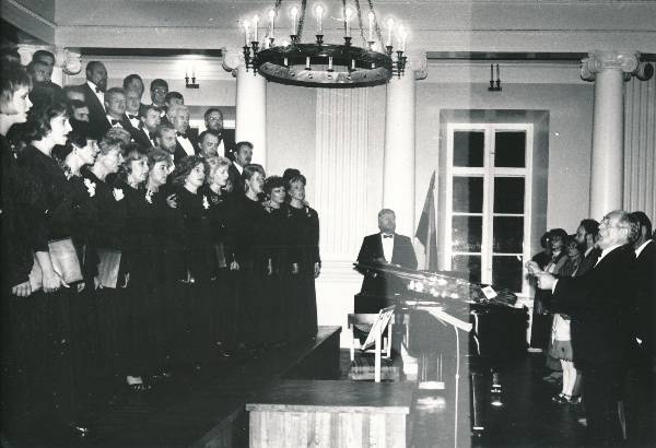 Dirigent Roman Toi juhatamas segakoori TÜ laval 1989a.