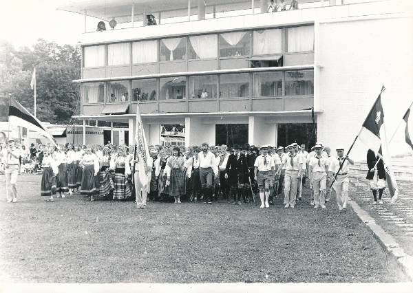 Gaudeamus X Vilniuses 1988a. Eesti tudengid lauluväljaku raadiojaama ees.