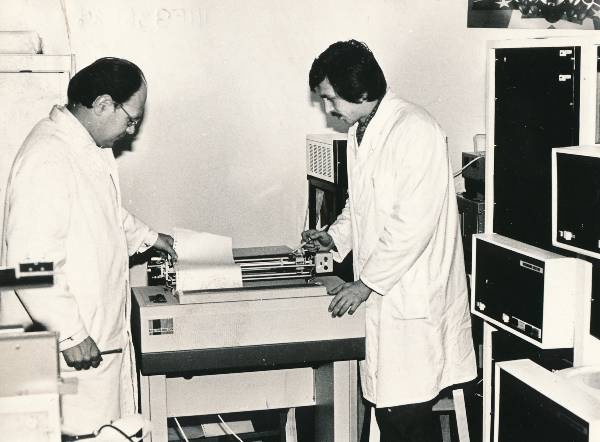 TRÜ kehakultuuriteaduskond. Spordimeditsiini kateedri juhataja, professor Toomas Karu (vasakul) ja matemaatik Georgi Salvin. Tartu, 1981.