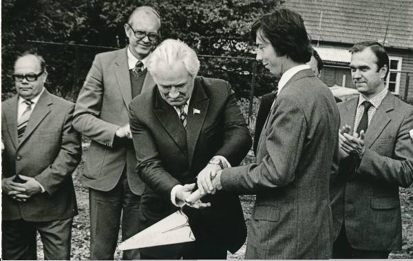 TRÜ kehakultuuriteaduskond, uue õppehoone nurgakivi panek. Vasakult L. Tammeväli, Juhan Unger, Arnold Koop, Jaak Uudmäe, Indrek Toome. Tartu, 1981.