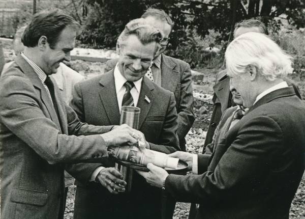 TRÜ kehakultuuriteaduskond, uue õppehoone nurgakivi panek. Ees vasakult Indrek Toome, Bruno Saul, Arnold Koop. Tartu, 1981.