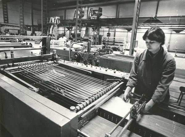 Tartu Plastmasstoodete Katsetehas, uus olme- ja tootmishoone. Töötaja kilekeevitusmasina juures. 1980
