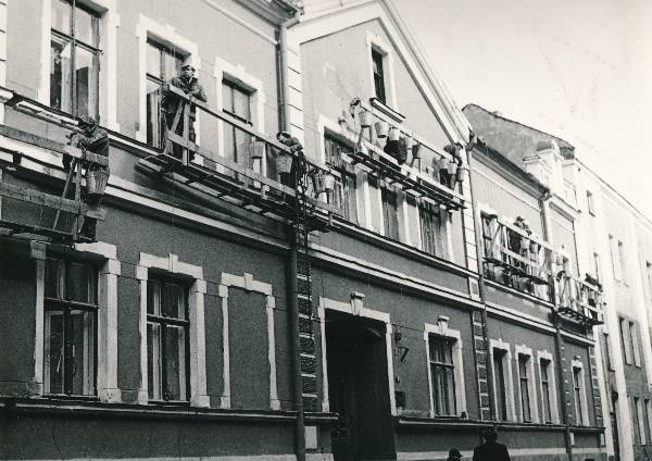 Ülikooli 5, hoone fassaadi renoveerimine. Tartu, 1981.