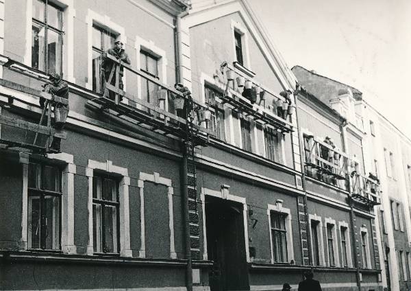 Ülikooli 5, hoone fassaadi renoveerimine. Tartu, 1981.
