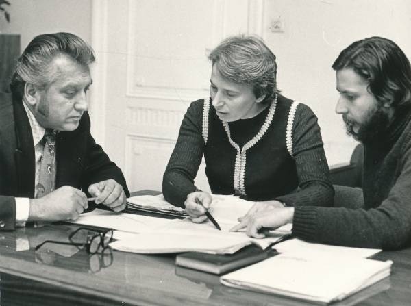 TRÜ Arvutuskeskus, (vasakult) Roland Ilp, Liina-Mai Tooding ja Martti Preem nõu pidamas. 1979