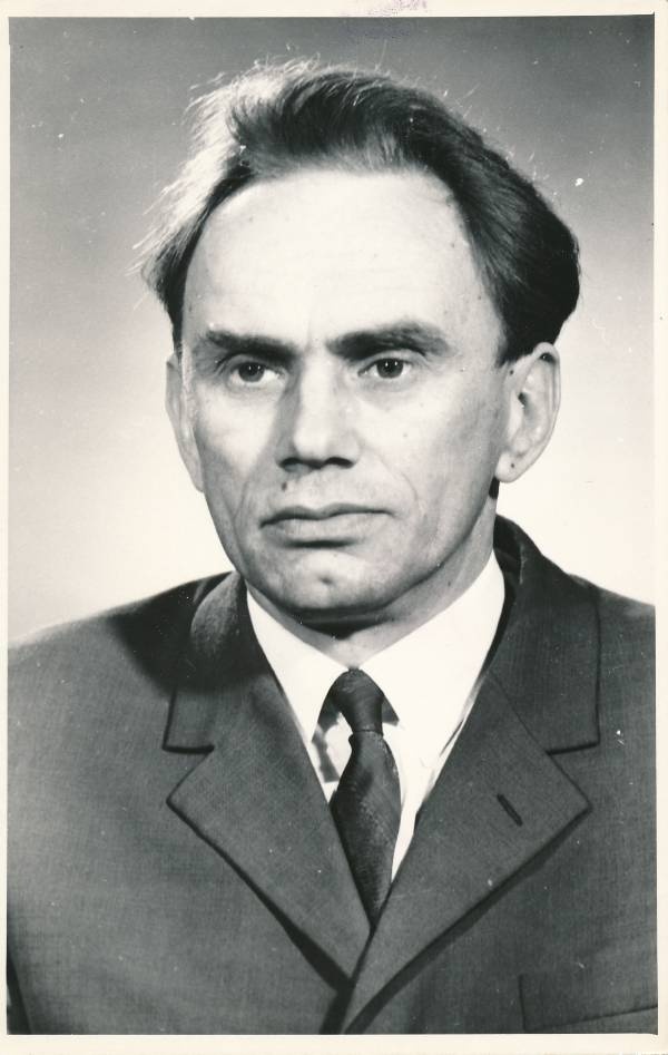 Portree. TRÜ vene kirjanduse õppejõud, dotsent, kateedrijuhataja Valeri Bezzubov. Tartu, 1979.