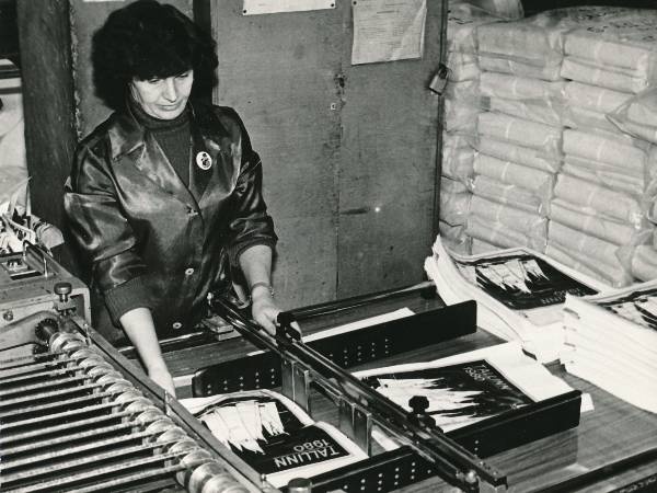 Tartu Plastmasstoodete Katsetehas, kilekeevitusmasin; kilekeevitaja Silvi Erlich. 1979