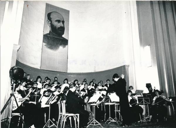 Sõpruslinnade päev. RAT Vanemuise kammerorkester ja TRÜ kammerkoor esinevad sõpruspäevade avakontserdil Leninakani Filharmoonia saalis. Armeenia, 1979.