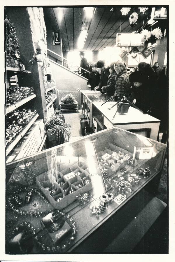 Tartu linnavaade. ETKVL-i Tartu Tarbijate Kooperatiivi Tartu kaubamaja näärilaat. 12.1981.a.