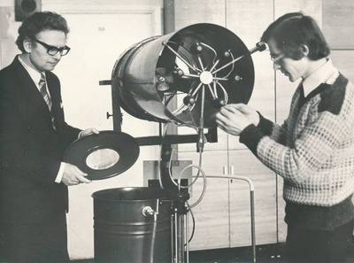 Tartu Ülikool. TRÜ Aeroionisatsiooni ja elektroaerosoolide probleemlaboratooriumi laborijuhataja, füüsika-matemaatikakandidaat Lembit Visnapuu ja Mihhail Belov. 04.1981.a.  similar photo