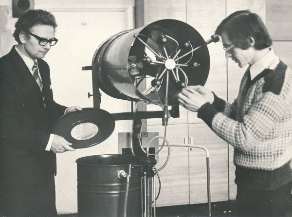 Tartu Ülikool. TRÜ Aeroionisatsiooni ja elektroaerosoolide probleemlaboratooriumi laborijuhataja, füüsika-matemaatikakandidaat Lembit Visnapuu ja Mihhail Belov. 04.1981.a.