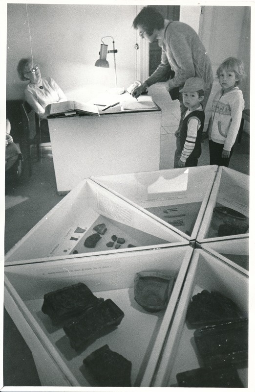 Tartu Linnamuuseum - kassalett; arheoloogianäitus. 1986