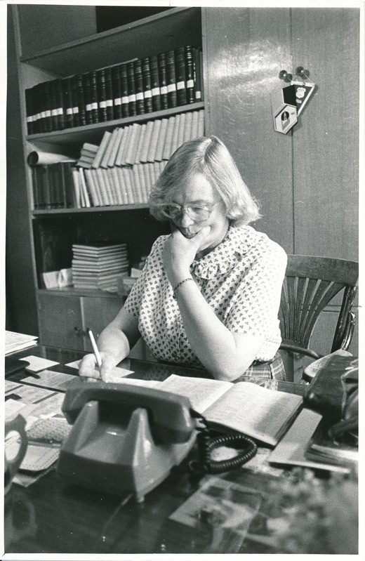 Tartu Linnamuuseum - direktor Heivi Pullerits oma kabinetis. 1986