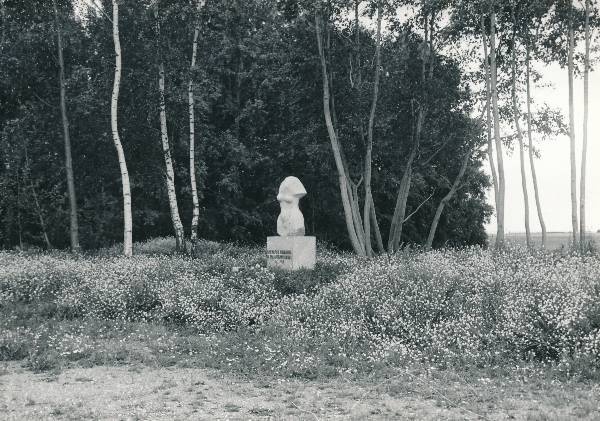 Tartumaa vaade. Sahkapuu Põllutöö- ja majapidamiskooli (1911-1918) mälestusmärk. Muri küla, Luunja vald, 08.1984.a.