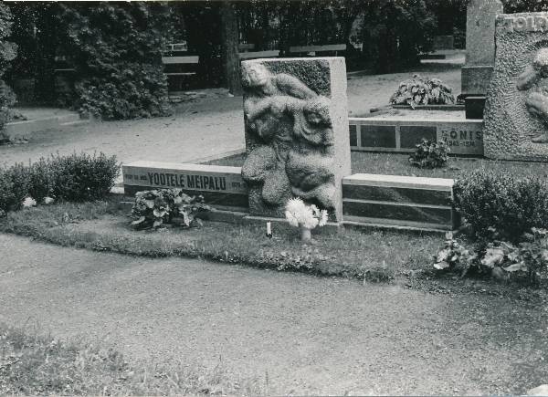 Tartu linnavaade. TÜ professor Vootele Meipalu (1928–1974) haud Raadi kalmistul. 18.08.1984.a.