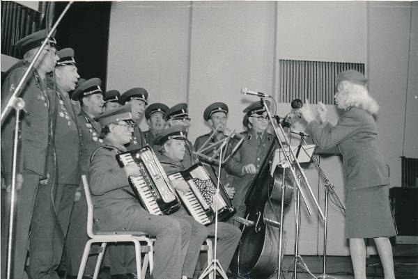 Tartu linna 950. aastapäev, kontsert Vanemuises. Esineb sõjaveteranide ansambel "Kaardiväelased". Tartu, 1980.