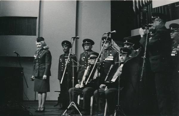 Tartu linna 950. aastapäevale pühendatud kontsert Vanemuises, esineb sõjaveteranide ansambel "Kaardiväelased". Tartu, 1980.