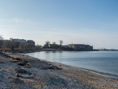 Kalasadam. Torniga maja asus Schmidti mäel Vana-Kalamaja tänava otsas. Vaade tänase supelranna kohalt. rephoto