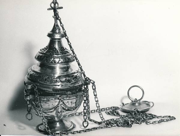 Tartu kirikutes leiduvad kultusesemed. Viirukinõu Uspenski õigeusu kirikus, Magasini tn 1. 1987.a.