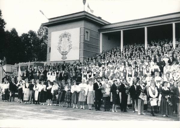Laulupidu Tartus 1989a. Tamme staadioni tribüünil segakoorid.