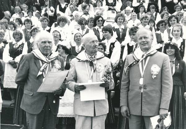 Laulupidu Tartus 1989a. Aukirjadega Ernesaks, R. Ritsing ja A. Ritsing.