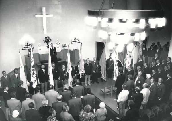 Laulupidu Tartus 1989a. Koorilippude õnnistamine kirikus.