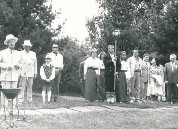 Laulupidu Tartus 1989a. Laulupeotõrvik Narva mäel laulupiduse mälestuskivi juures.