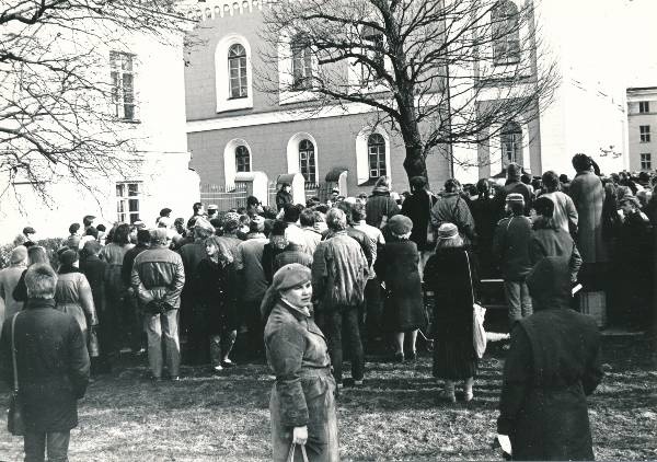 Muinsuskaitsepäevad Tartus. Ülikooli-tagune haljasala, kõnelemas õppejõud.