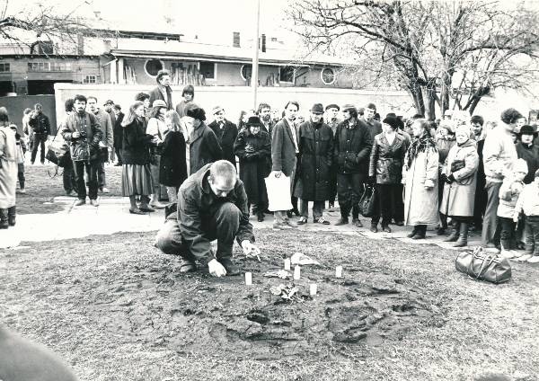 Muinsuskaitsepäevad Tartus. Ülikooli-tagune haljasala, kus süüdatakse küünlaid.