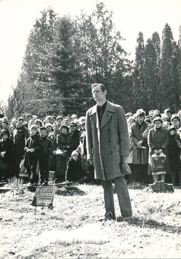 Muinsuskaitsepäevad Tartus 1988a. Ropka-Tamme kalmistul kõneleb T. Velliste.