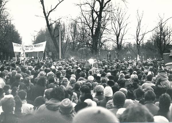 Muinsuskaitsepäevad Tartus 1988a. Miitingul kõneleb Ain Kaalep.