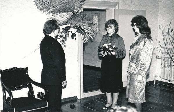 Puidurestaureerija A. Kärbo 60. juubeli tähistamine 1988a. Õnnitlevad Heivi Pullerits ja Teesi Kivivare.