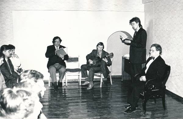 Puidurestaureerija A. Kärbo 60. juubeli tähistamine 1988a. Esinevad Aarne Laak ja Urho Meister.