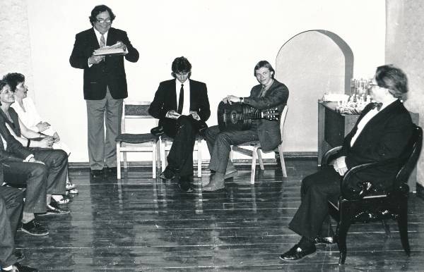 Puidurestaureerija A. Kärbo 60. juubeli tähistamine 1988a. Esinevad Aarne Laak ja Urho Meister.