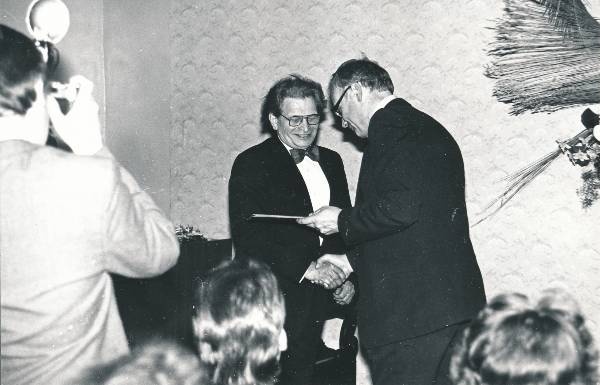 Puidurestaureerija A. Kärbo 60. juubeli tähistamine 1988a. Õnnitleb Elmar Lind.