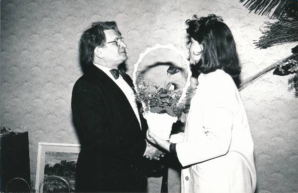 Puidurestaureerija A. Kärbo 60. juubeli tähistamine 1988a. Õnnitleb Sirje Karis.