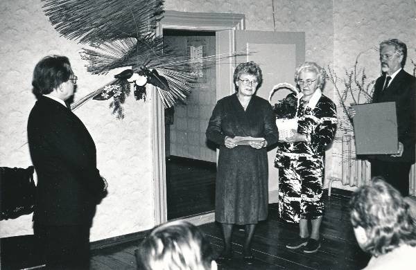 Puidurestaureerija A. Kärbo 60. juubeli tähistamine 1988a. Õnnitlevad Aime Espenberg, Virve Nagel, Andres Lääne.