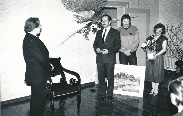 Puidurestaureerija A. Kärbo 60. juubeli tähistamine 1988a. Õnnitlevad Aavo Ossip, Raivo Tamm, Marje Laanemaa.