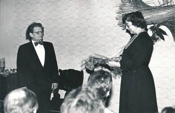 Puidurestaureerija A. Kärbo 60. juubeli tähistamine 1988a. Õnnitleb Pille Lõvend.