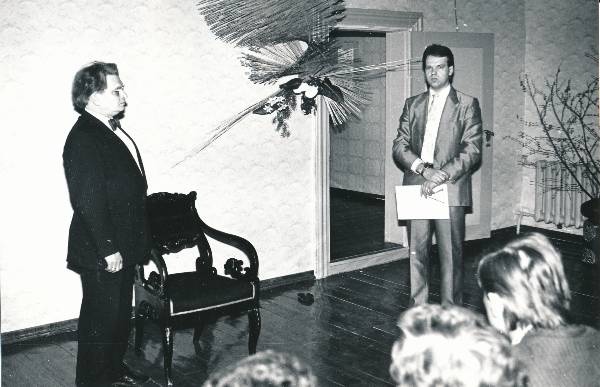 Puidurestaureerija A. Kärbo 60. juubeli tähistamine 1988a. Õnnitleb Arsi Kook.