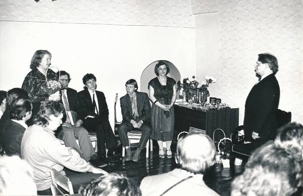 Puidurestaureerija A. Kärbo 60. juubeli tähistamine 1988a. Õnnitleb Heli-Tiiu Tamm.