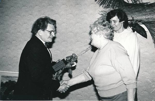 Puidurestaureerija A. Kärbo 60. juubeli tähistamine 1988a. Õnnitlevad Annika Arus ja Sigrit Vaaremäe.
