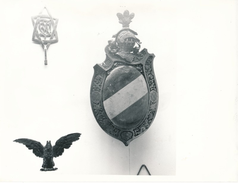 Näitus "Üliõpilasorganisatsioonide ajaloost" Tartu Linnamuuseumis 1990a. Korporatsiooni vapp.