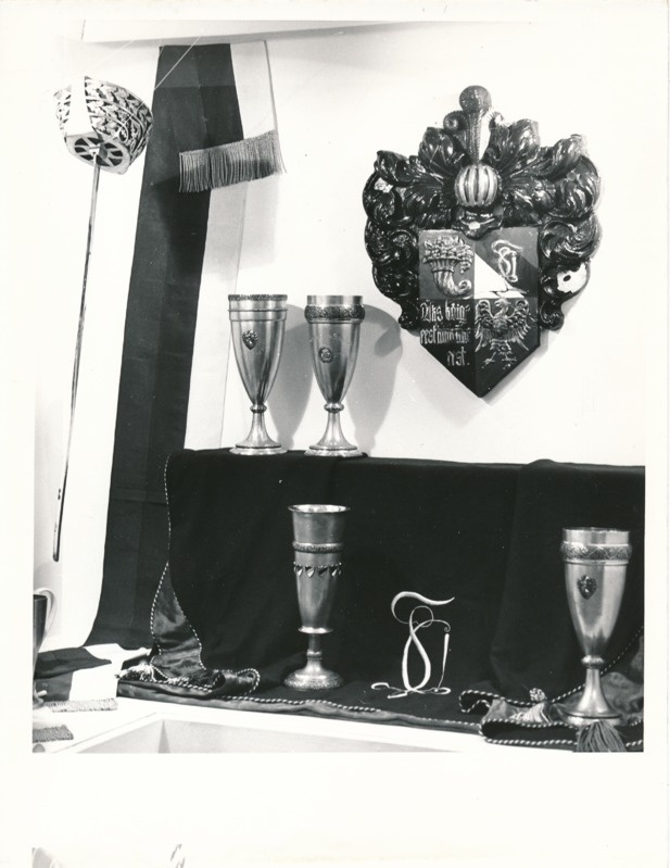 Näitus "Üliõpilasorganisatsioonide ajaloost" Tartu Linnamuuseumis 1990a. Korporatsiooni 4 hõbekarikat, rapiir, vapp.