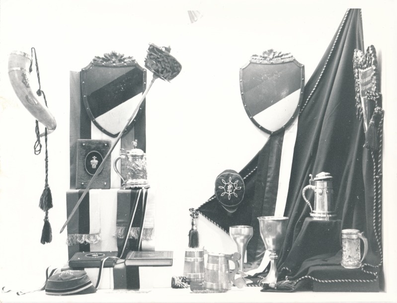 Näitus "Üliõpilasorganisatsioonide ajaloost" Tartu Linnamuuseumis 1990a. Mitmesugused esemed vitriinis.