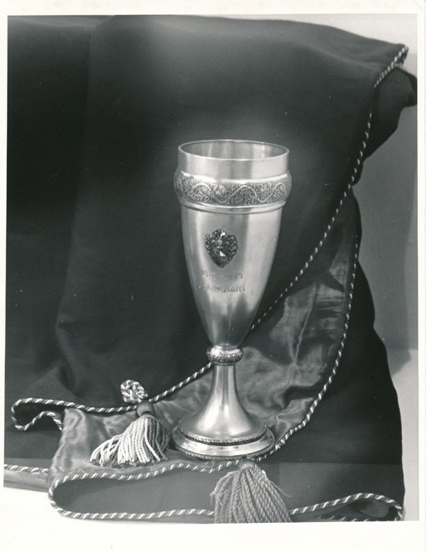 Näitus "Üliõpilasorganisatsioonide ajaloost" Tartu Linnamuuseumis 1990a. Hõbekarikas.